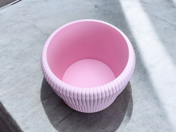 6885757966_kashpo-ribbed-.jpg Кашпо Ribbed — ніжність і стиль у кожній лінії дизайнерський акцент у кімнаті Декоративне кашпо