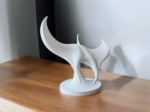 6911457724_sovremennaya-art-skulptura-iz.jpg Декоративна статуетка ската Manta Ray — морська арт-фігура для дому, офісу, кав’ярні, фотозони та подарунка