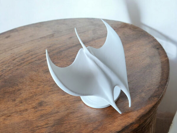 6911457730_sovremennaya-art-skulptura-iz.jpg Декоративна статуетка ската Manta Ray — морська арт-фігура для дому, офісу, кав’ярні, фотозони та подарунка