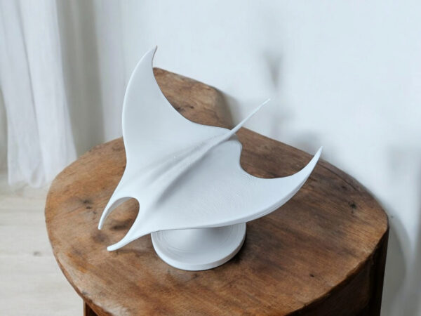 6911457732_sovremennaya-art-skulptura-iz.jpg Декоративна статуетка ската Manta Ray — морська арт-фігура для дому, офісу, кав’ярні, фотозони та подарунка