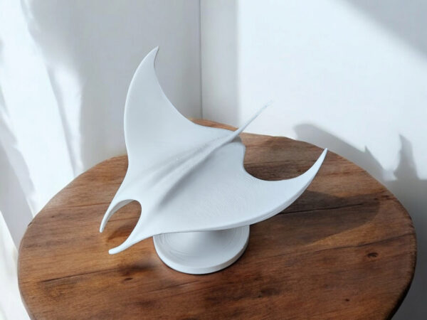 6911457733_sovremennaya-art-skulptura-iz.jpg Декоративна статуетка ската Manta Ray — морська арт-фігура для дому, офісу, кав’ярні, фотозони та подарунка