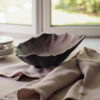 6914377868_sovremennaya-chasha-v.jpg Декоративна миска у формі листка Leaf Bowl — хвиляста чаша для декору, фруктів, свічок, прикрас, фотозони та сучасного інтер’єру