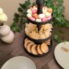 7002531050_trehurovnevaya-servirovochnaya-etazherka.jpg Трирівнева етажерка для сервірування Table Treat Tower — багатоярусна підставка для закусок, печива, солодощів, фруктів та святкового столу