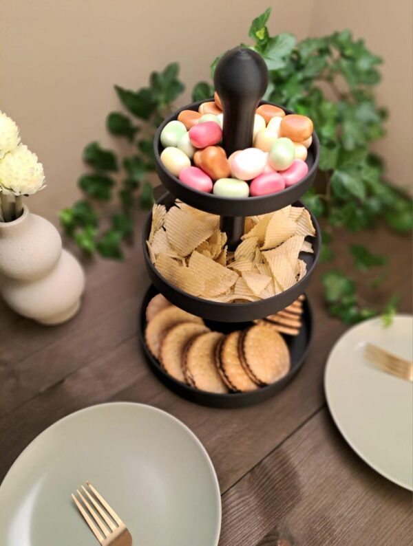 7002531050_trehurovnevaya-servirovochnaya-etazherka.jpg Трирівнева етажерка для сервірування Table Treat Tower — багатоярусна підставка для закусок, печива, солодощів, фруктів та святкового столу