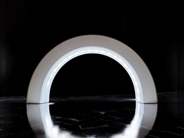 7015286218_dekorativnaya-arka-s.jpg Декоративна арка Nordic Glow Arch з екологічного пластику — мінімалістичний новорічний декор для фотозони, полиці, вітрини та святкового інтер’єру