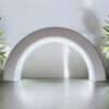 7015286223_dekorativnaya-arka-s.jpg Декоративна арка Nordic Glow Arch з екологічного пластику — мінімалістичний новорічний декор для фотозони, полиці, вітрини та святкового інтер’єру